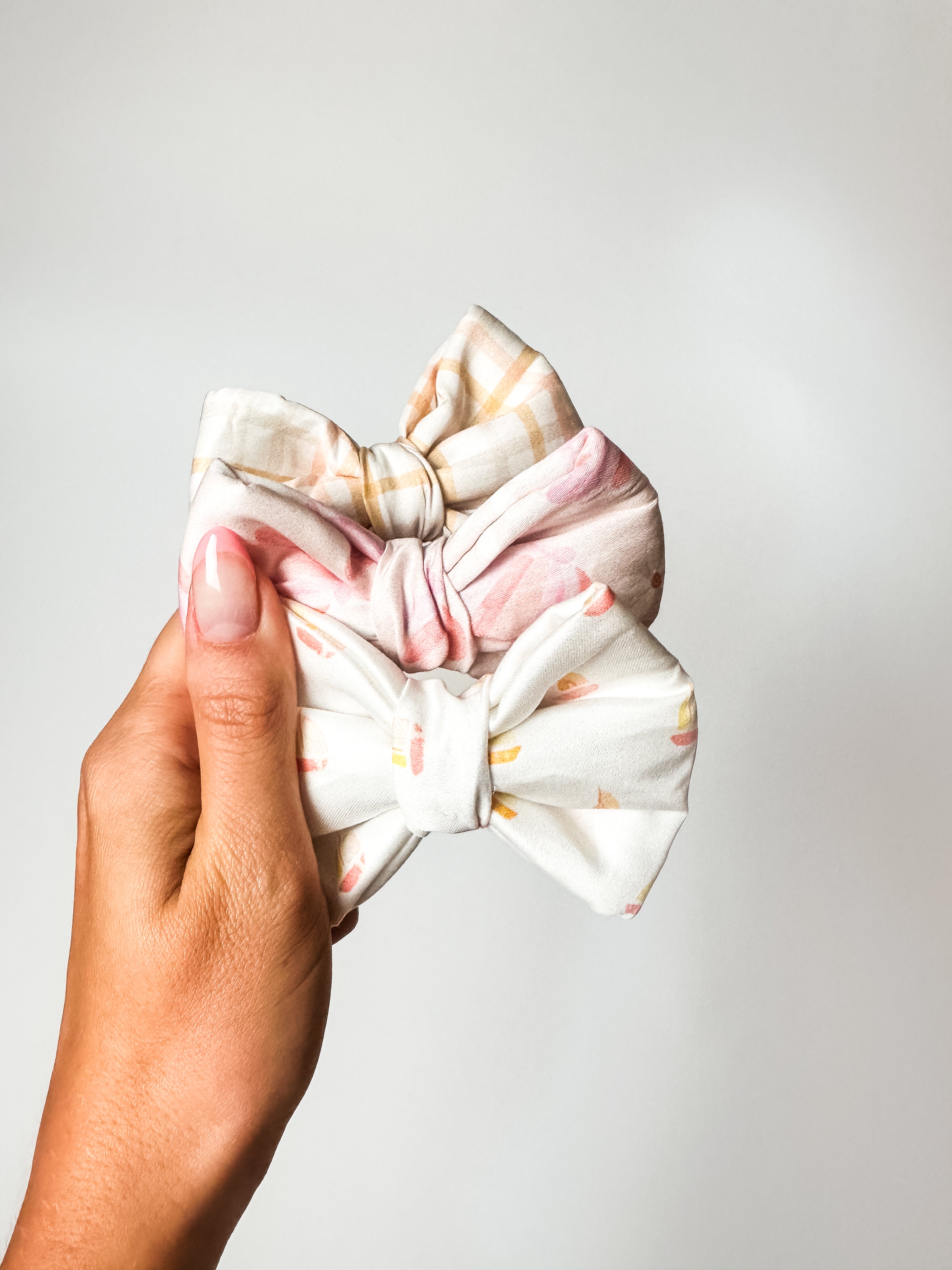 Coastal Daisy Plush Bow